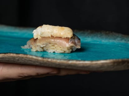 Nigiri de caballa con letón del restaurante Zuara Sushi, en Madrid.