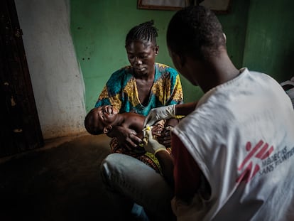 Un trabajador humanitario de MSF atiende a un niño en Bouca, República Centroafricana, en 2013.