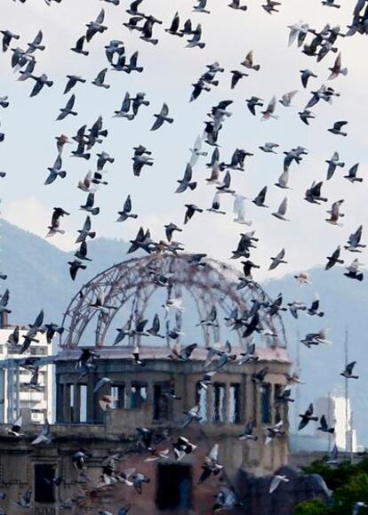 El Memorial de la Paz de Hiroshima detrás de un vuelo de palomas.