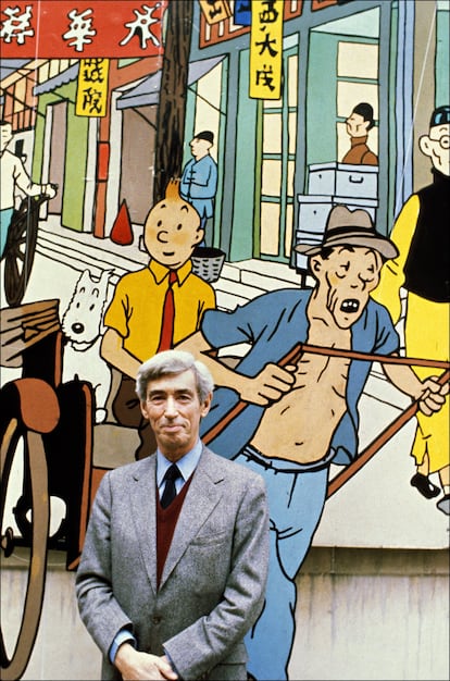 Hergé posa delante de un mural de Tintín en Bruselas, Bélgica.