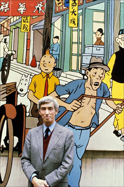 Hergé posa delante de un mural de Tintín en Bruselas, Bélgica. 