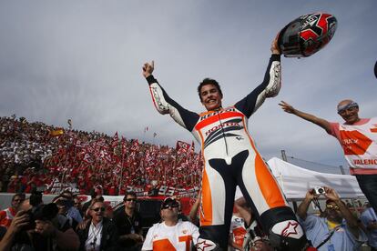 2013. Marc Márquez, un nuevo hito en la historia del Mundial de MotoGP, celebra su coronación en el Circuit Ricardo Tormo.