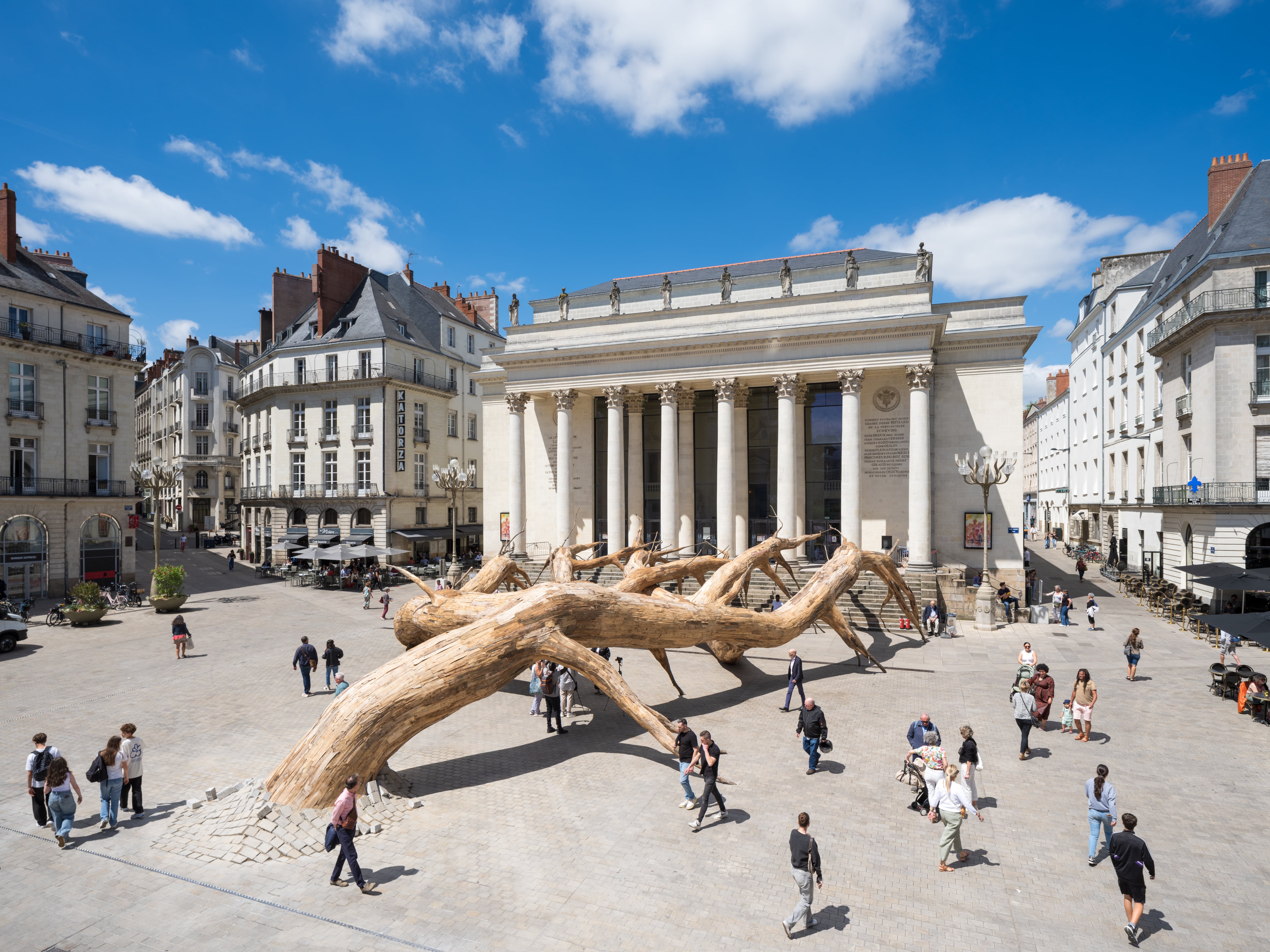 Un boquete en los adoquines de Nantes: así son las intervenciones artísticas que conquistan a los turistas 
