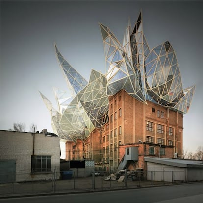 Enrich inventa en esta fotografía una cristalera para coronar este edificio de Riga (Letonia). En esa ciudad descubrió que podía expresar su pasión por la arquitectura a través del arte.