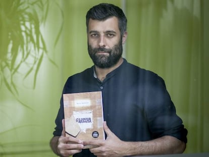 Nacho Carretero, con un ejemplar de la edición en portugués de 'Farinha'.