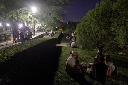 Grupos de gente reunidos en el parque de las Vistillas en septiembre del año pasado.