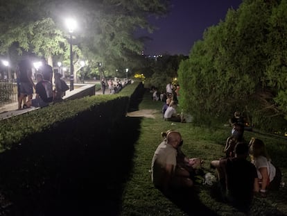 Grupos de gente reunidos en el parque de las Vistillas en septiembre del año pasado.