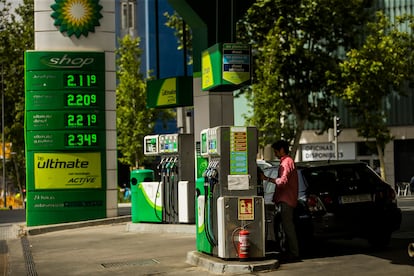 Un usuario reposta en una gasolinera de Madrid, el pasado 16 de junio.