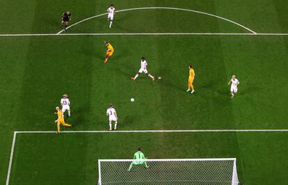 Memphis Depay anota el primer gol de Países Bajos.