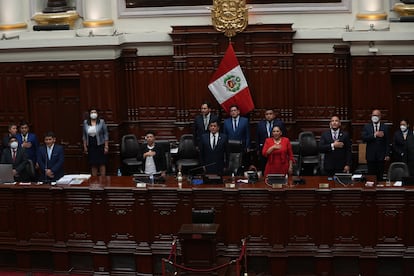 Ante el anuncio del mandatario, los legisladores optaron por permanecer en el Parlamento. En la imagen, congresistas cantan el himno nacional de Perú después de que Castillo decretara un "Gobierno de excepción".