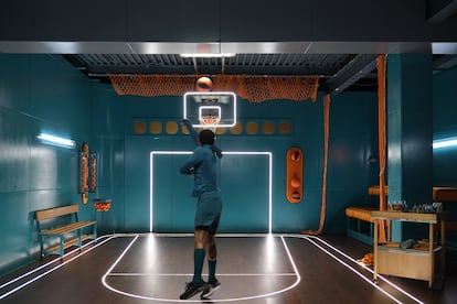 La cancha de baloncesto.