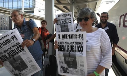 Ana Gonz&aacute;lez, consejera de Cultura del Principado de Astruias, y &Aacute;ngel de la Calle, de la Semana Negra de Gij&oacute;n, con el priemr ejemplar de &#039;A Quemarropa&#039;, el peri&oacute;dico oficial del festival.  