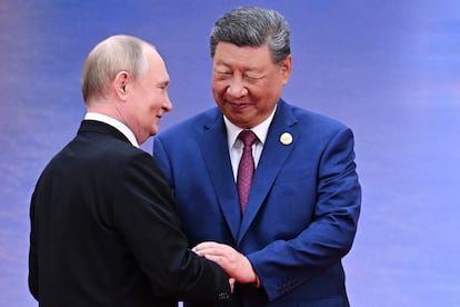 El presidente ruso, Vladímir Putin (a la izquierda), y el homólogo chino, Xi Jinping, posan en la ceremonia de bienvenida en el OCS de Tianjin (China), este domingo.