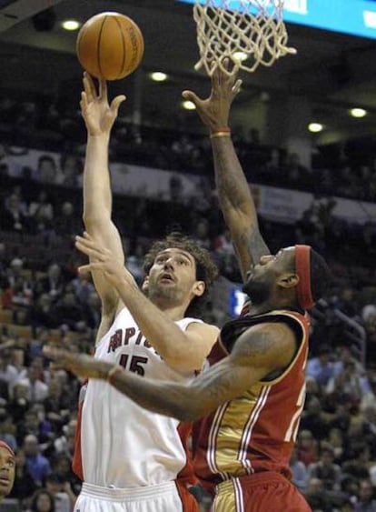 El jugador español de los Raptors de Toronto Jorge Garbajosa lanza a canasta ante Lebron James, de los Cavaliers de Cleveland.