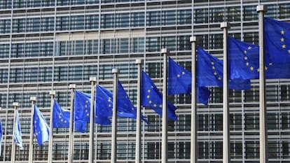 Detalle de las banderas de la Unión Europea que ondean frente a la sede de la Comisión Europea en Bruselas.