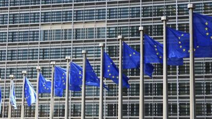 Detalle de las banderas de la Unión Europea que ondean frente a la sede de la Comisión Europea en Bruselas.