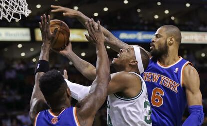 Paul Pierce salta a canasta mientras los jugadores de los Knicks Tyson Chandler (derecha) e Iman Shumpert intenta taponarle.