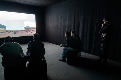 Visitantes, delante de 'From the Other Side', (2002), de Chantal Akerman, en su muestra en Barcelona.