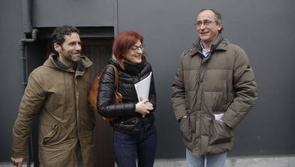 Borja Sémper, Maite Pagazaurtundua y Alfonso Alonso en Andoain minutos antes del homenaje a Joseba Pagazaurtundua, asesinado por ETA. 