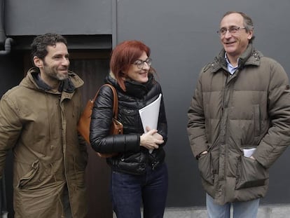 Borja Sémper, Maite Pagazaurtundua y Alfonso Alonso en Andoain minutos antes del homenaje a Joseba Pagazaurtundua, asesinado por ETA. 