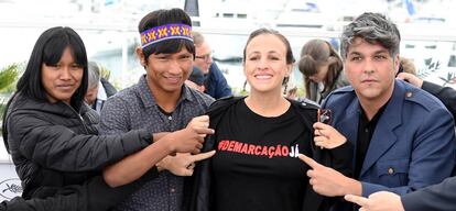 La directora Renee Nader Messora (c) en Cannes.