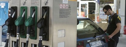 Un joven reposta en una gasolinera. EFE/Archivo