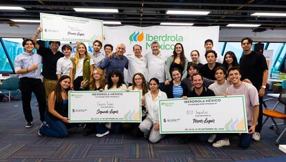 Ganadores, mentores y organizadores del hackathon.