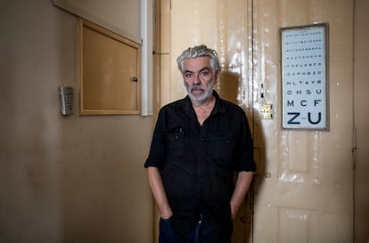 El cineasta Pedro Costa, fotografiado en su estudio de Lisboa, a finales de octubre.