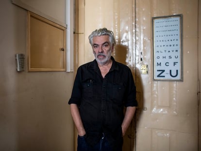 El cineasta Pedro Costa, fotografiado en su estudio de Lisboa, a finales de octubre.