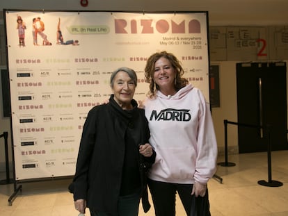 La directora del RIZOMA, Gabriela Martí, posa junto a las actriz Petra Martínez durante la inauguración del festival, en el cine Paz en Madrid.