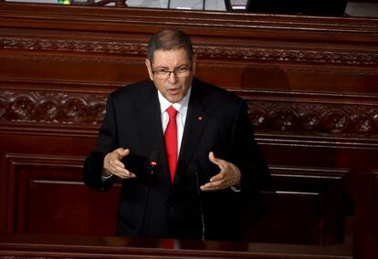 Habib Essid durante su intervenci&oacute;n en el Parlamento tunecino durante la moci&oacute;n de confianza