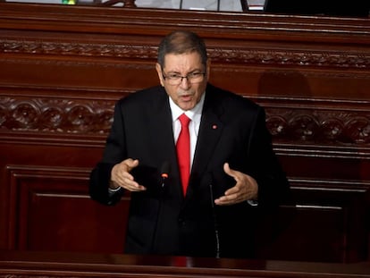 Habib Essid durante su intervención en el Parlamento tunecino durante la moción de confianza