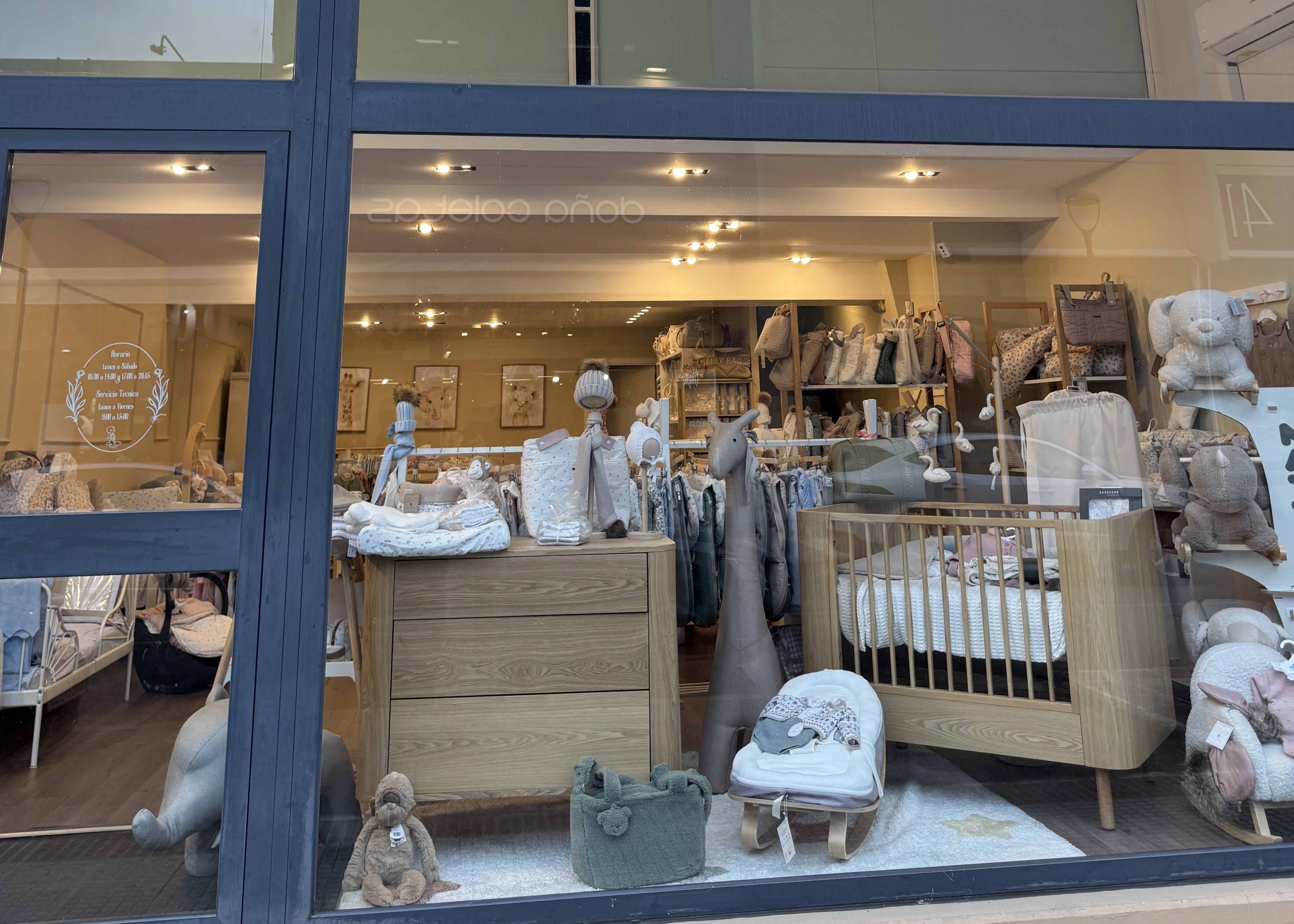 Vista exterior de la tienda de mobiliario infantil.