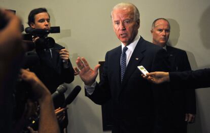 El vicepresidente de EE UU, Joe Biden, habla con varios periodistas tras una reunión con congresistas demócratas en el Capitolio.