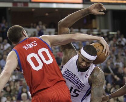 Hawes, de los 76ers, intenta robarle el balón a Cousins, de los Kings.