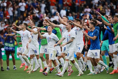 Los jugadores eslovacos celebran su victoria ante Bélgica.
