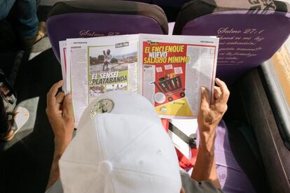 Un pasajero lee el periódico distribuido por El Bus TV en la ruta de Antímano, en Caracas. 