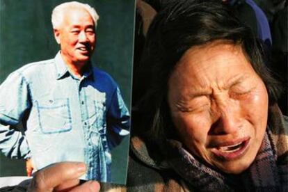 Un mujer muestra una foto de Zhao Ziyang durante el funeral del ex primer ministro chino en Pekín.