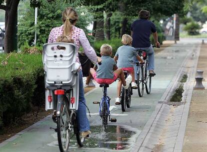 Actividades cotidianas pueden ayudar a alcanzar los objetivos de la educación obligatoria. En la imagen, una familia pasea en bici por Sevilla.