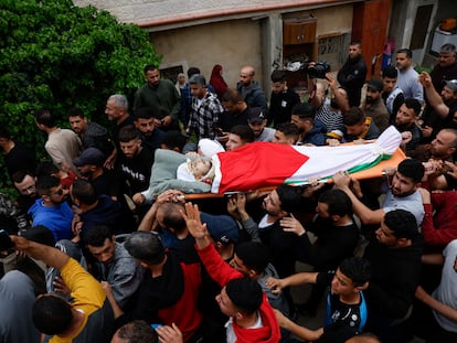 Dolientes portan el cuerpo de un palestino asesinado durante un ataque de colonos israelíes en la aldea de al-Mughayyer, en la Cisjordania ocupada por Israel, el sábado 13 de abril.