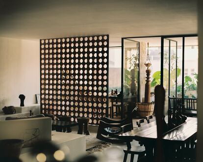 Vista desde la cocina del comedor de invitados y el salón, comunicados con la terraza y el estudio.