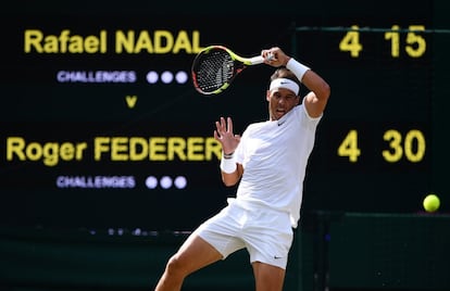 Rafa Nadal golpea de 'drive' la bola en una acción del partido.