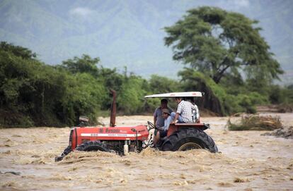 A tractor crosses the River Zana near the city of Chiclayo.