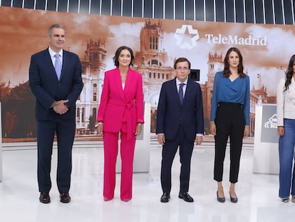 Los candidatos a la alcaldía de Madrid, de Vox, Javier Ortega Smith; del PSOE, Reyes Maroto; del PP, José Luis Martínez-Almeida; de Más Madrid, Rita Maestre; de Ciudadanos, Begoña Villacís, y de Podemos, Roberto Sotomayor, antes del inicio del debate en Telemadrid.