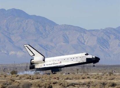 El transbordador 'Endeavour' toma tierra en la base aérea de Edwards, en el desierto de California