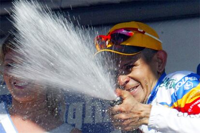 El venezolano José Rujano Guillén, del Selle Italia/Colombia, celebra su victoria en la 19ª etapa.