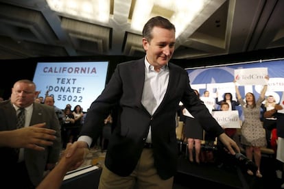 Ted Cruz saluda a sus partidarios en Irvine, California, el lunes.