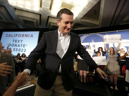 Ted Cruz saluda a sus partidarios en Irvine, California, el lunes.