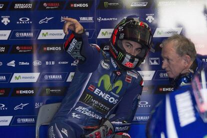 Viñales, en el box, habla con su ingeniero de pista Ramon Forcada.