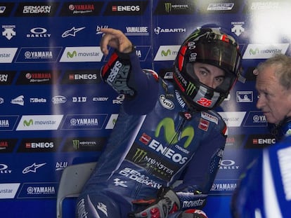 Vi&ntilde;ales, en el box, habla con su ingeniero de pista Ramon Forcada. 